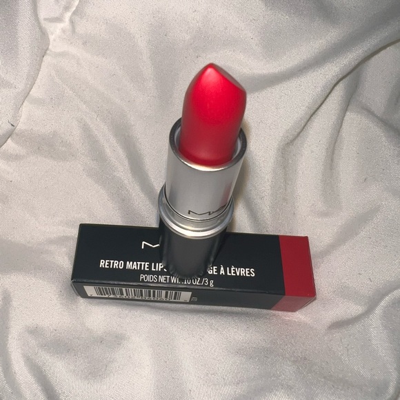 MAC Ruby Woo retro lipstick - Picture 2 of 4